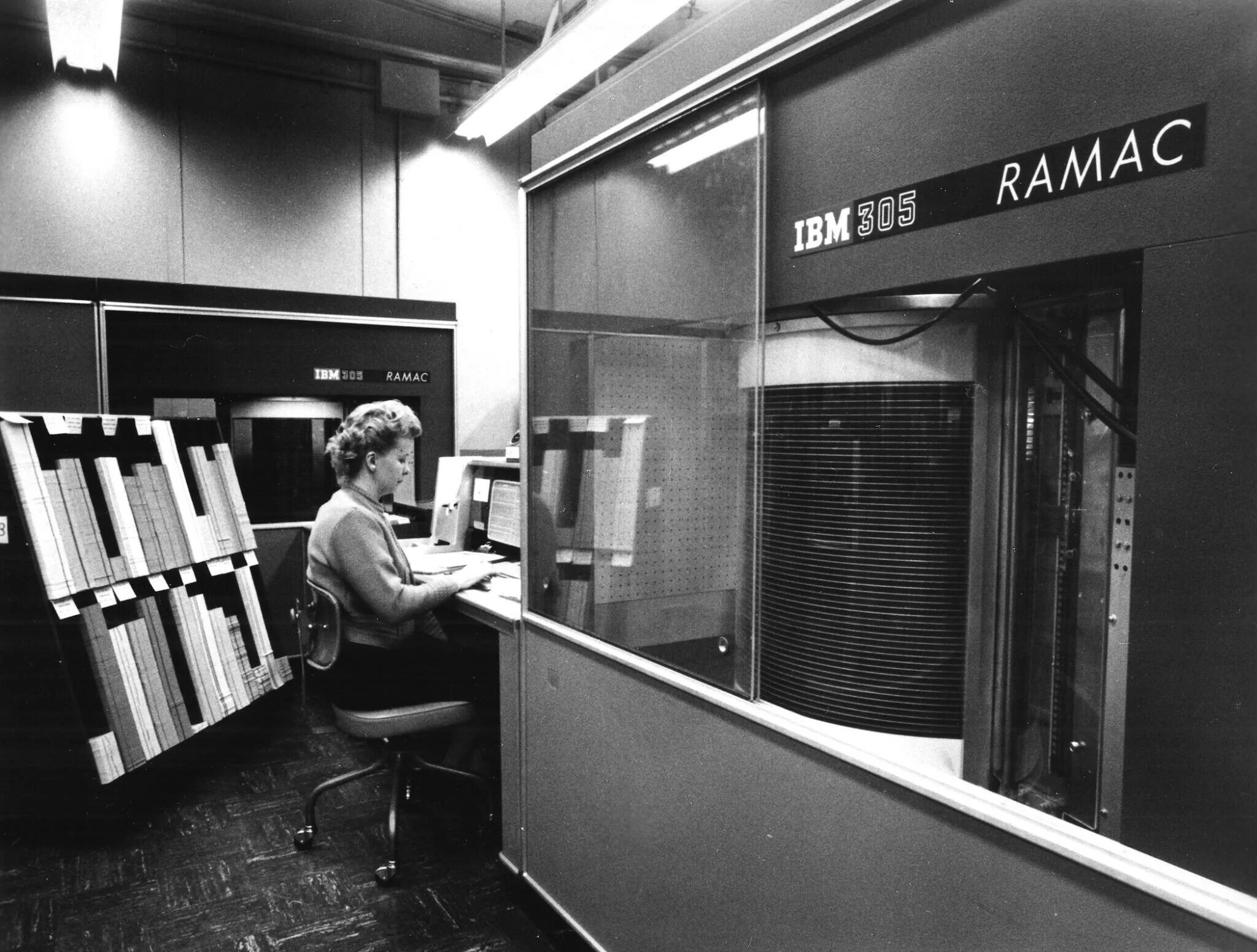 Ramac 305. Жесткий диск ibm 1956 год. Ibm 305 ramac. 1956 ibm. Ibm жесткий диск 5мб.