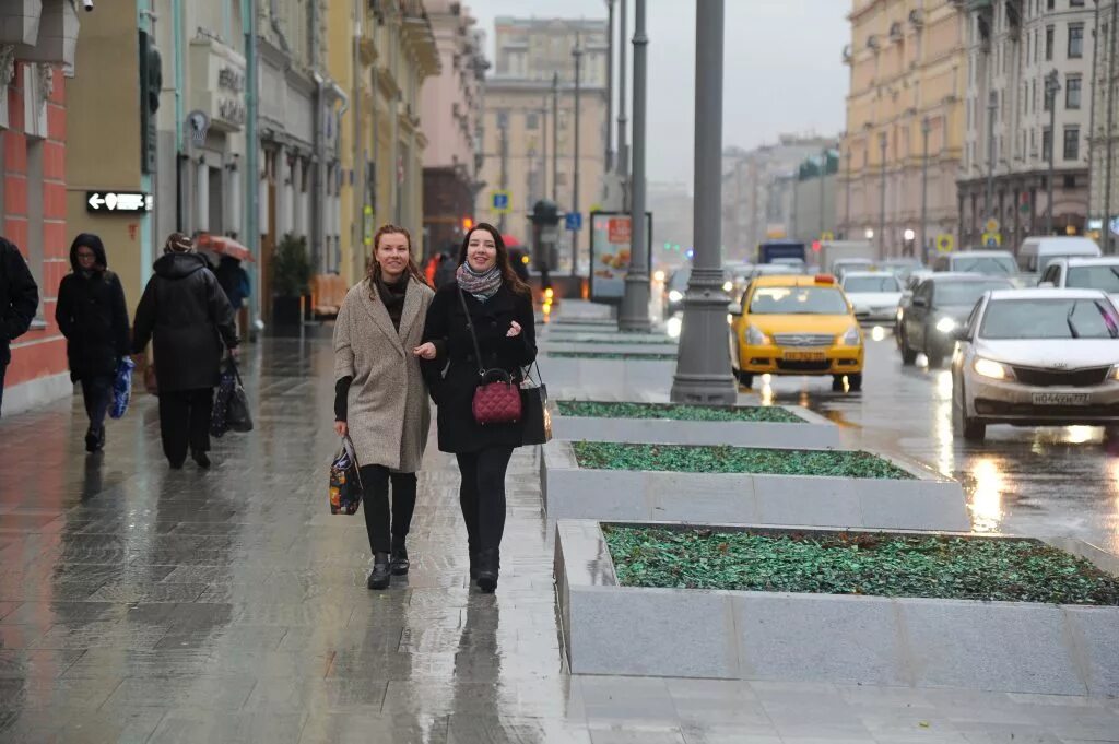 Люди на улицах Москвы. Люди на улице города. Ноябрь в городе. Москвички на улицах Москвы.