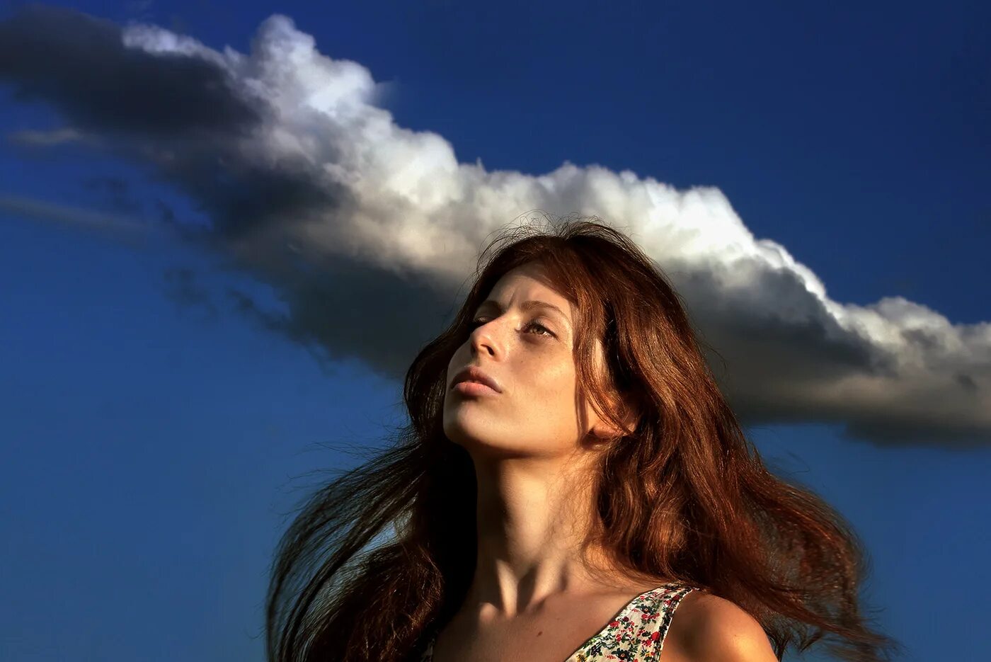 Девушка с облачными волосами. Девушка летит. Фото с девкой и тучами. Ангел на облаке. Ветер в поле.