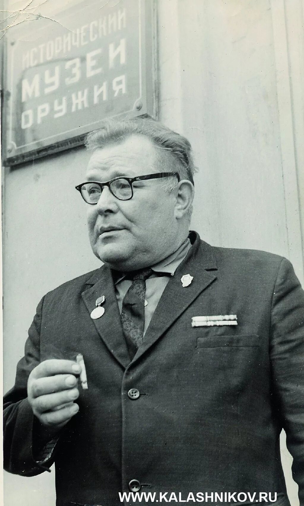 Евгений фёдорович драгунов. Евгений фёдорович драгунов с винтовкой. Евгений фёдорович драгунов конструкторы стрелкового оружия. Евгений драгунов конструктор. Е ф драгунов.