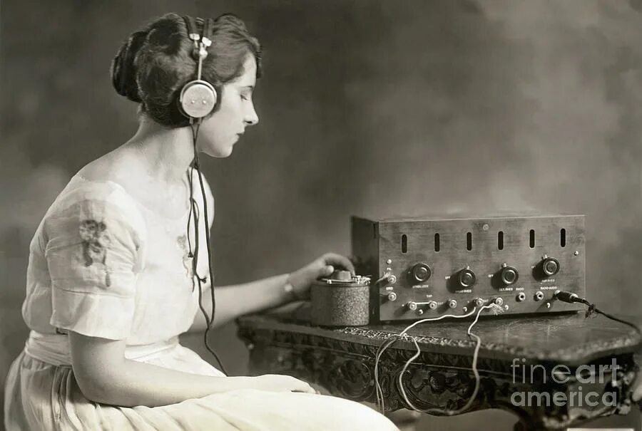 She listen to the radio. Радио Вумен. Старое фото женщина с радио. Listening to the Radio. Listen to the Radio.