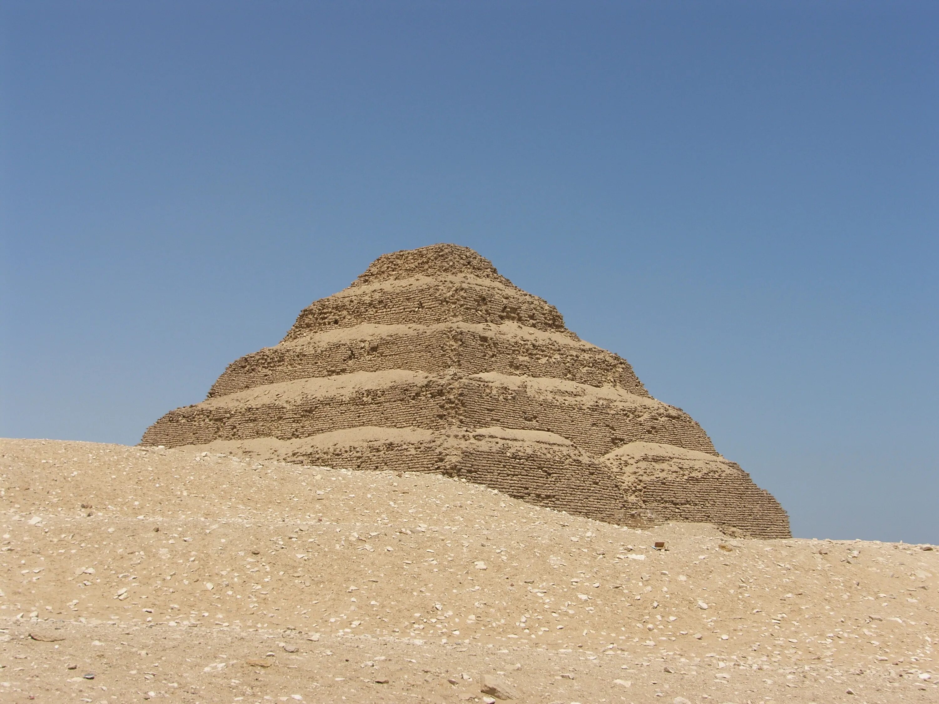 Пирамида 1 16. Пирамида Джосера. Пирамида Джосера в Египте. Египет Пески пирамиды Оазис.