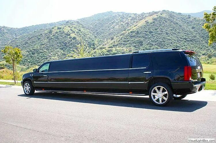 Включи 24 часа лимузин. Лимузин эскалейд. черный лимузин кадиллак. cadillac escalade лимузин салон. кадиллак фургон.