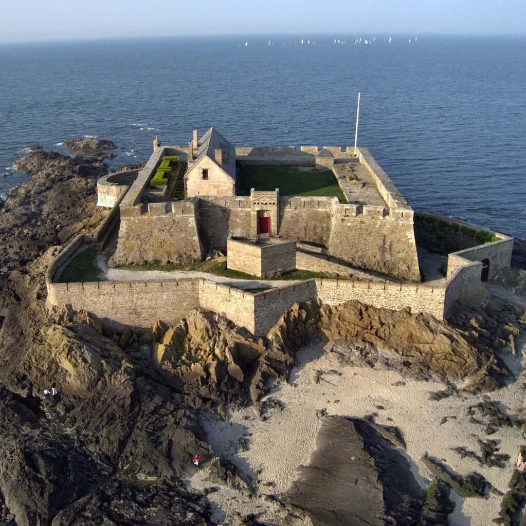 Форт Лавуа. Франция. Остров-крепость Stack Rock Fort. Форт Бельгика. Крепость Бриансон Вобана. Fort форт