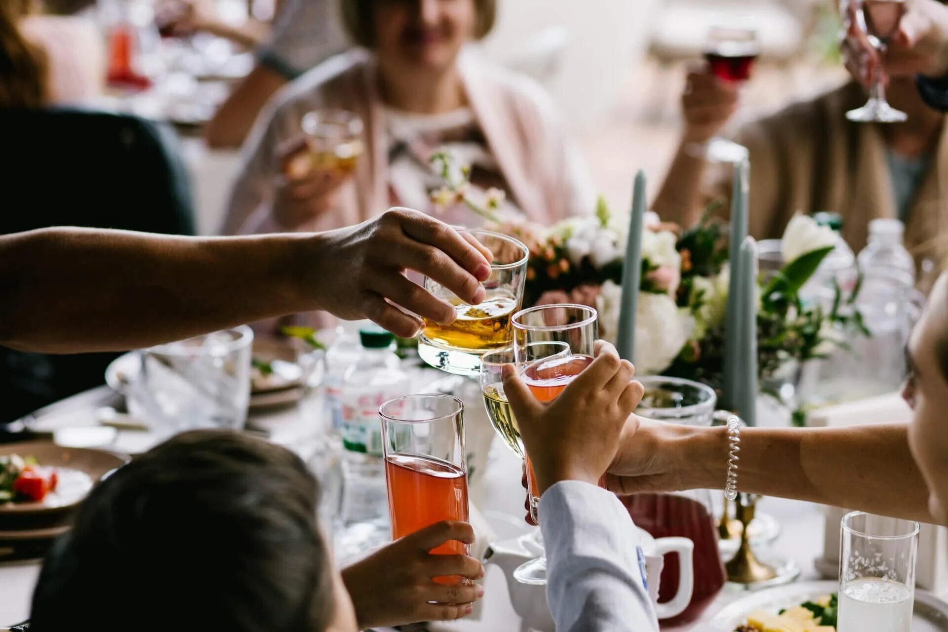 Фото празднования годовщины свадьбы. Anniversary Party. Фото праздников Trychler, chägättä. Shutterstock Wedding. Годовщина ресторана