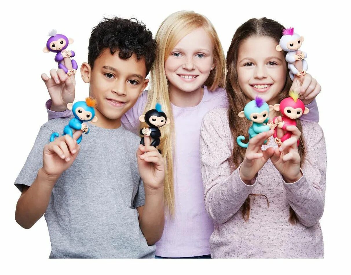 Какие самые популярные игрушки. Fingerlings, 3701a интерактивная обезьянка Финн (черная), 12см. Fingerlings, 3704a интерактивная обезьянка Миа (фиолетовая), 12см. Модные игрушки для детей.