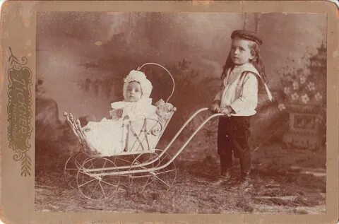 Рассматривание старых фотографий