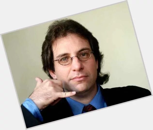 Митник хакер. Самый опасный хакер в мире кевин митник. Кевин митник был самым известным из этих. Кевин митник был самым известным из этих. Кевин митник.