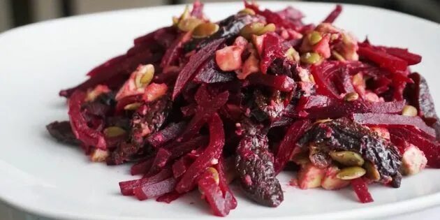 Салаты с орехами красной свеклой. Свёкла с черносливом и грецкими орехами. Свекла с гранатом. Салат королевский со свеклой и грецкими орехами черносливом. Салаты с орехами красной свеклой.