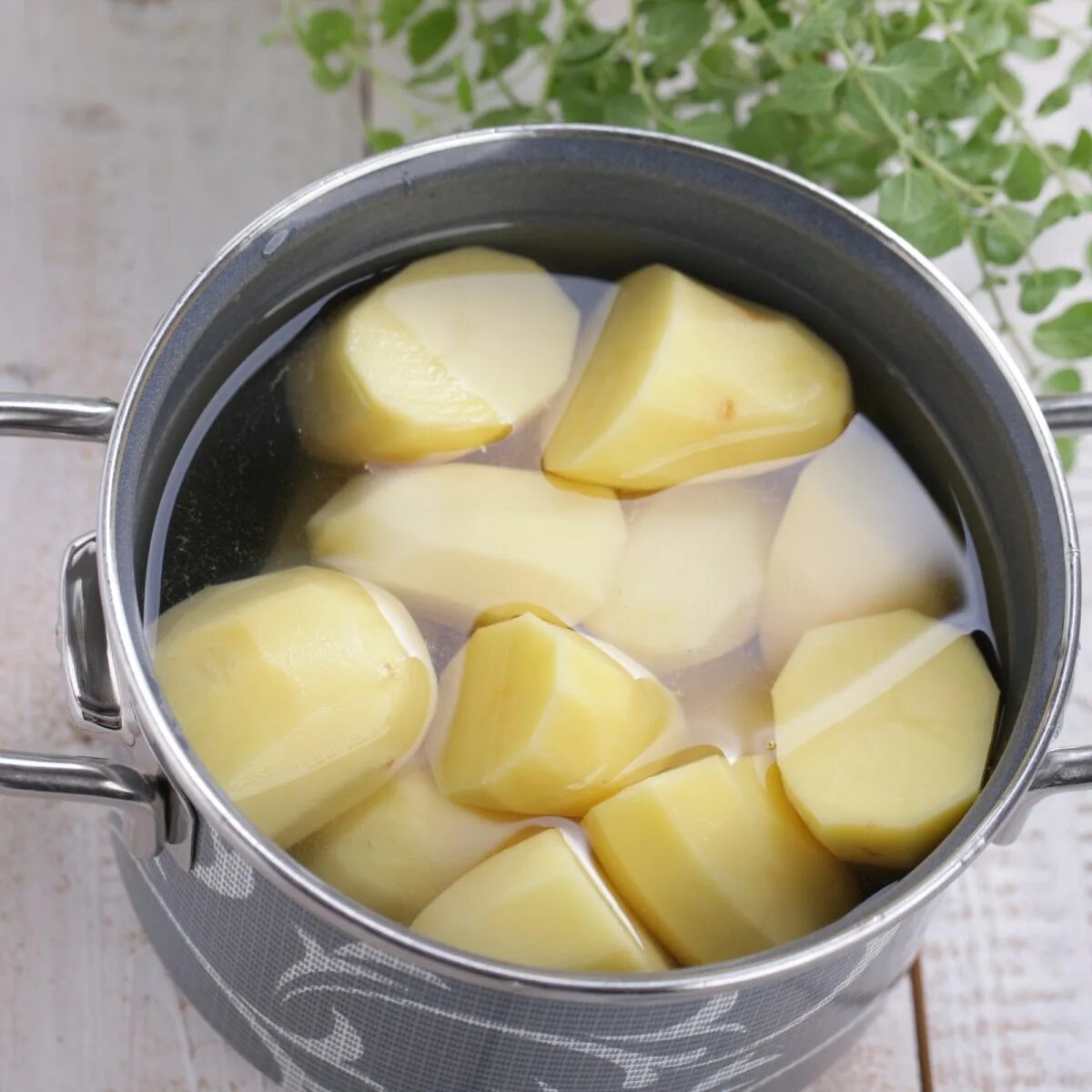 Есть ли вода в картошке. Картошка в кастрюле. Варка картофеля. Отварить картофель. Вареная картошка в кастрюле.