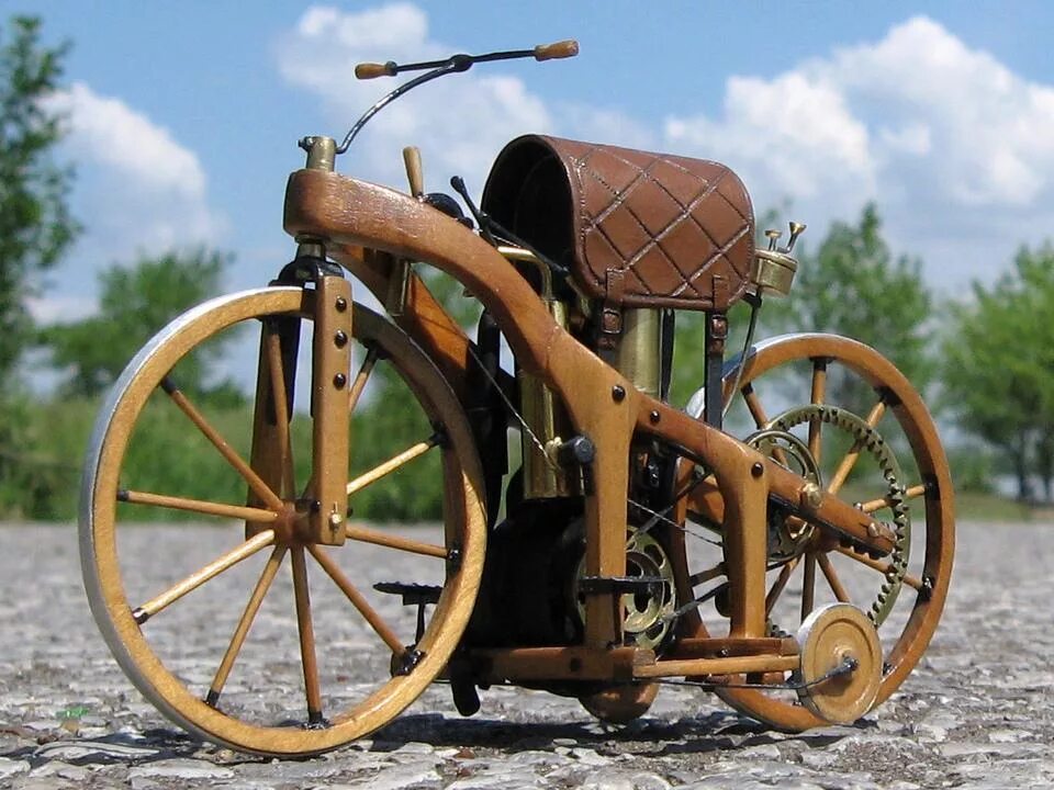 Само 1 40. Daimler Reitwagen 1885 мотоцикл. Daimler Reitwagen 1885 мотоцикл Даймлера. Первый мотоцикл Готлиба Даймлера. 1885 — Готлиб Даймлер.
