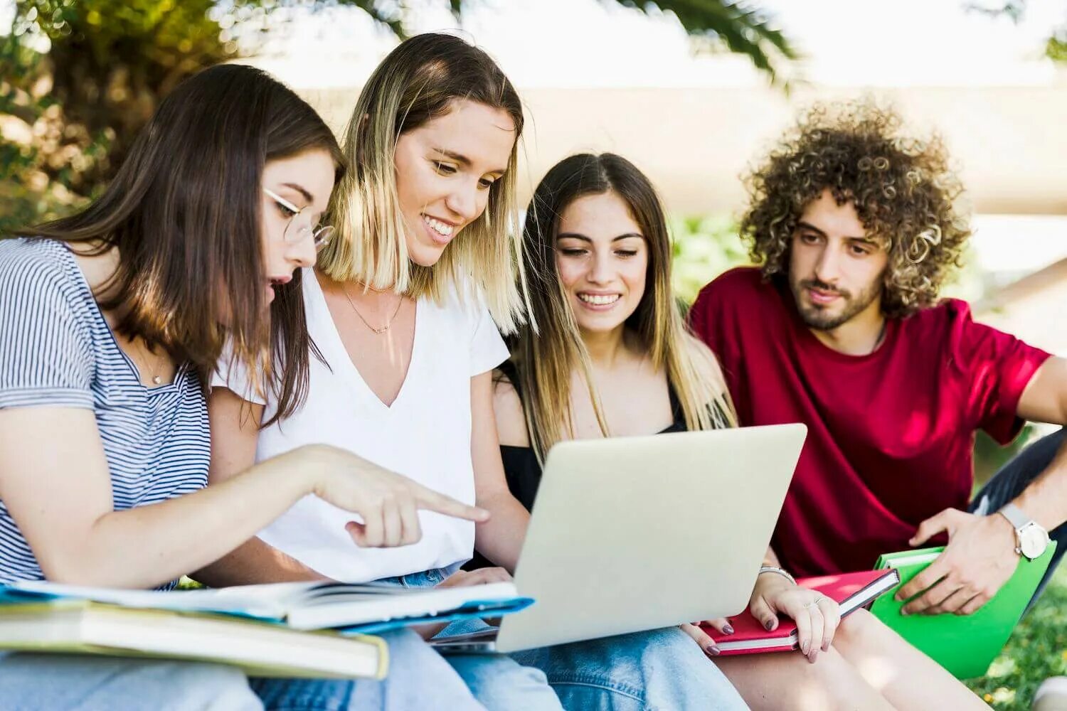 Young people start. Молодые люди. Молодые ребята. Студенты идут. Молодые люди картинки.