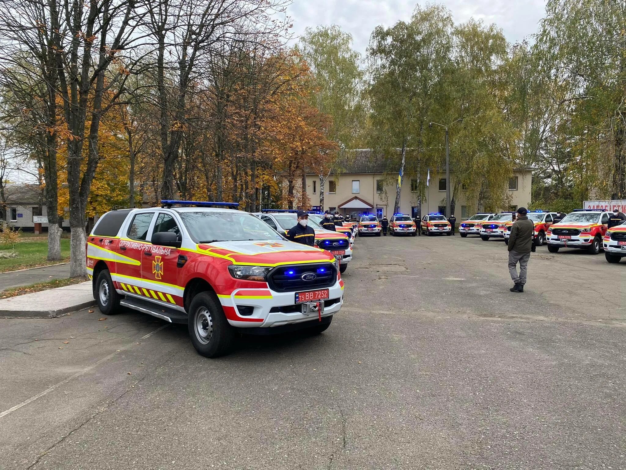 Аварийно спасательные автомобили конспект. Машина спасателей. Украина спасатели машины. Машина спасателей легковая. Легковые машины спасателей в Европе.