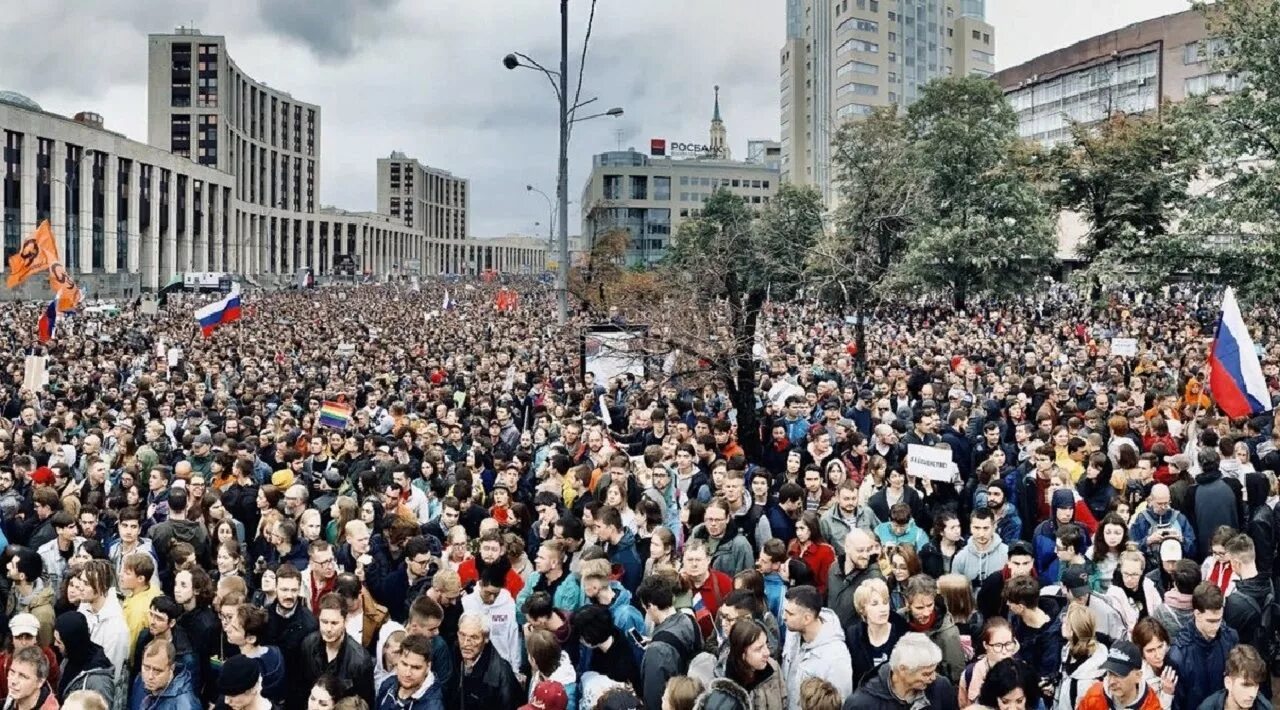 Картинка митинг. Протесты в Москве 2019 Сахарова. Митинг на проспекте Сахарова 2019. Митинг 10 августа 2019 в Москве. Народ на митинге.