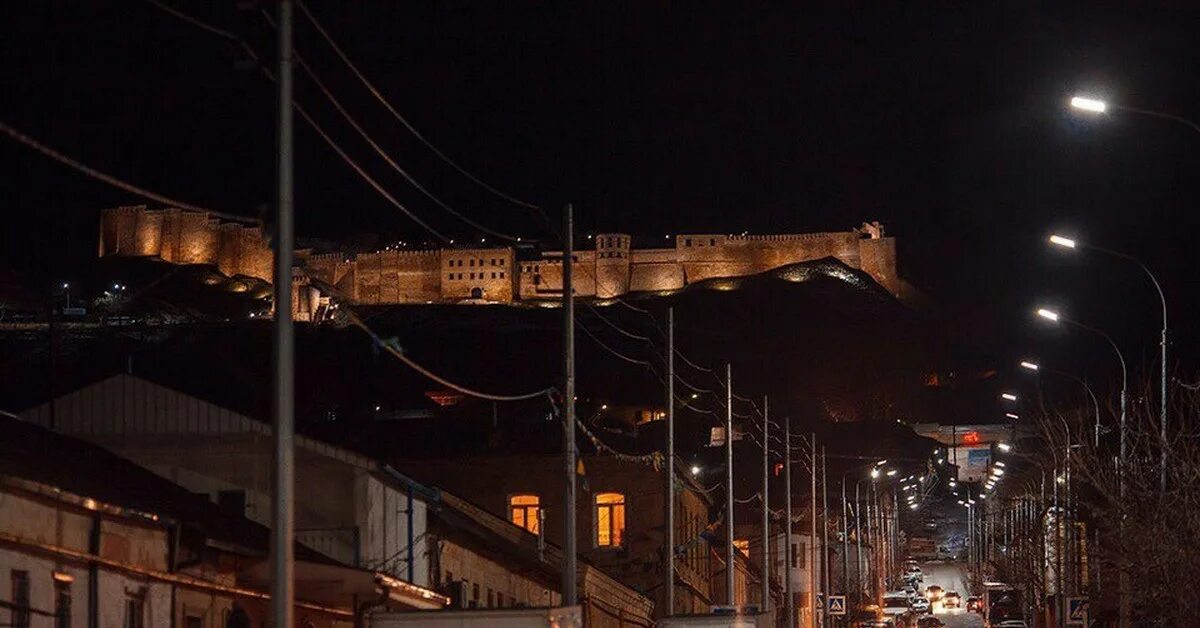 Дербент ночью. Ночной дербент с крепости. ночная крепость нарын кала. ночной город дербент нарын кала. дербент крепость ночью.