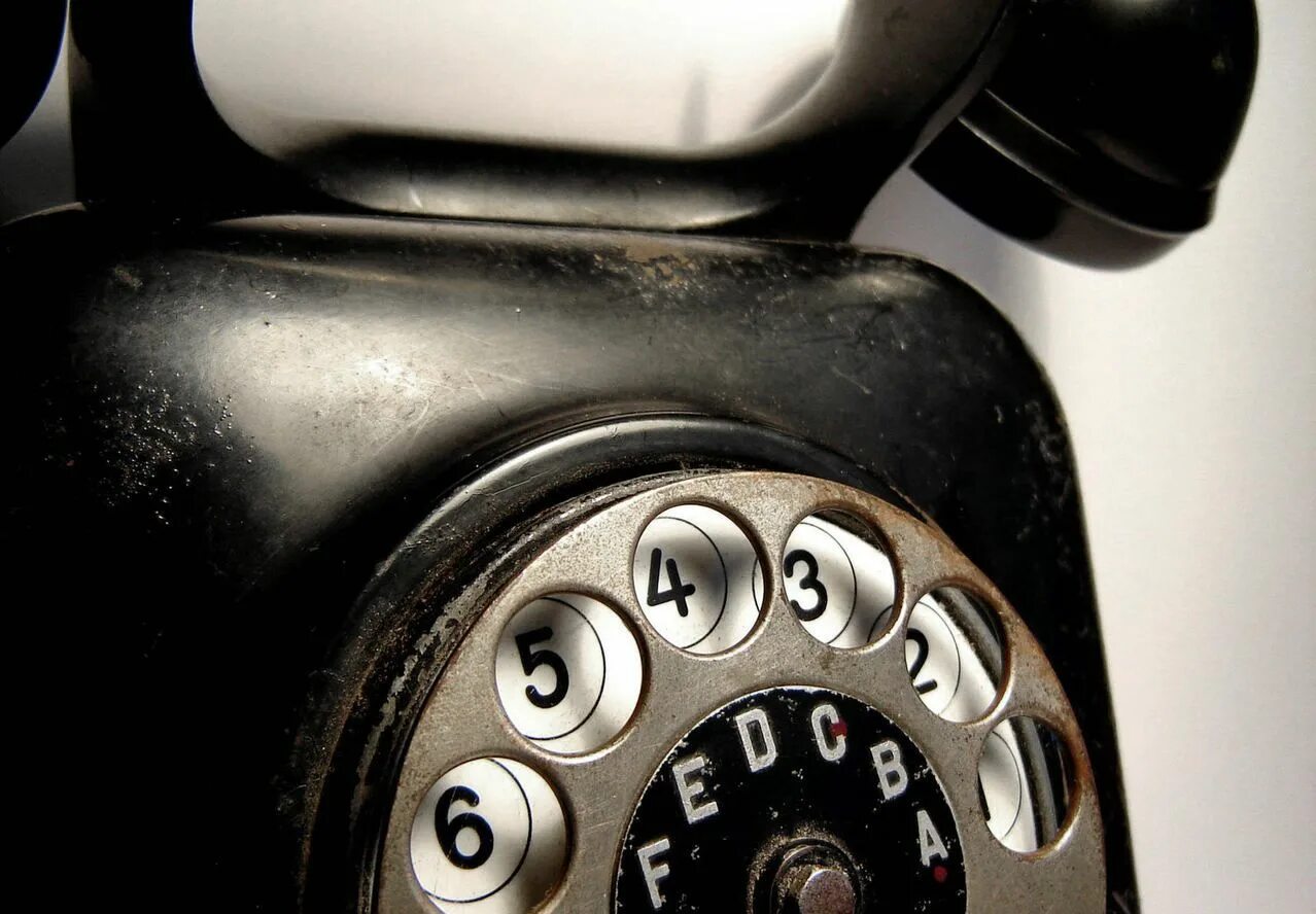 Старые обои на телефон. Экран старого телефона. Телефонный звонок. Телефон 1960. Трубка старинного телефона.