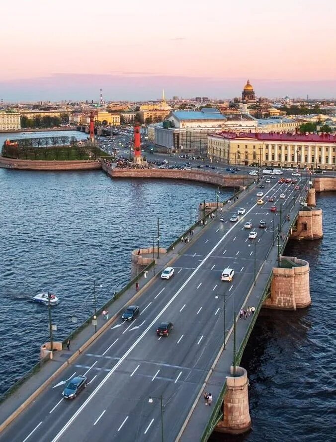 Мост на васильевский остров. Васильевская стрелка Санкт-Петербург. Стрелка Васильевского острова Санкт-Петербург. Биржевой мост в Санкт-Петербурге. Стрелка Васильевского острова в Санкт-Петербурге с моста.