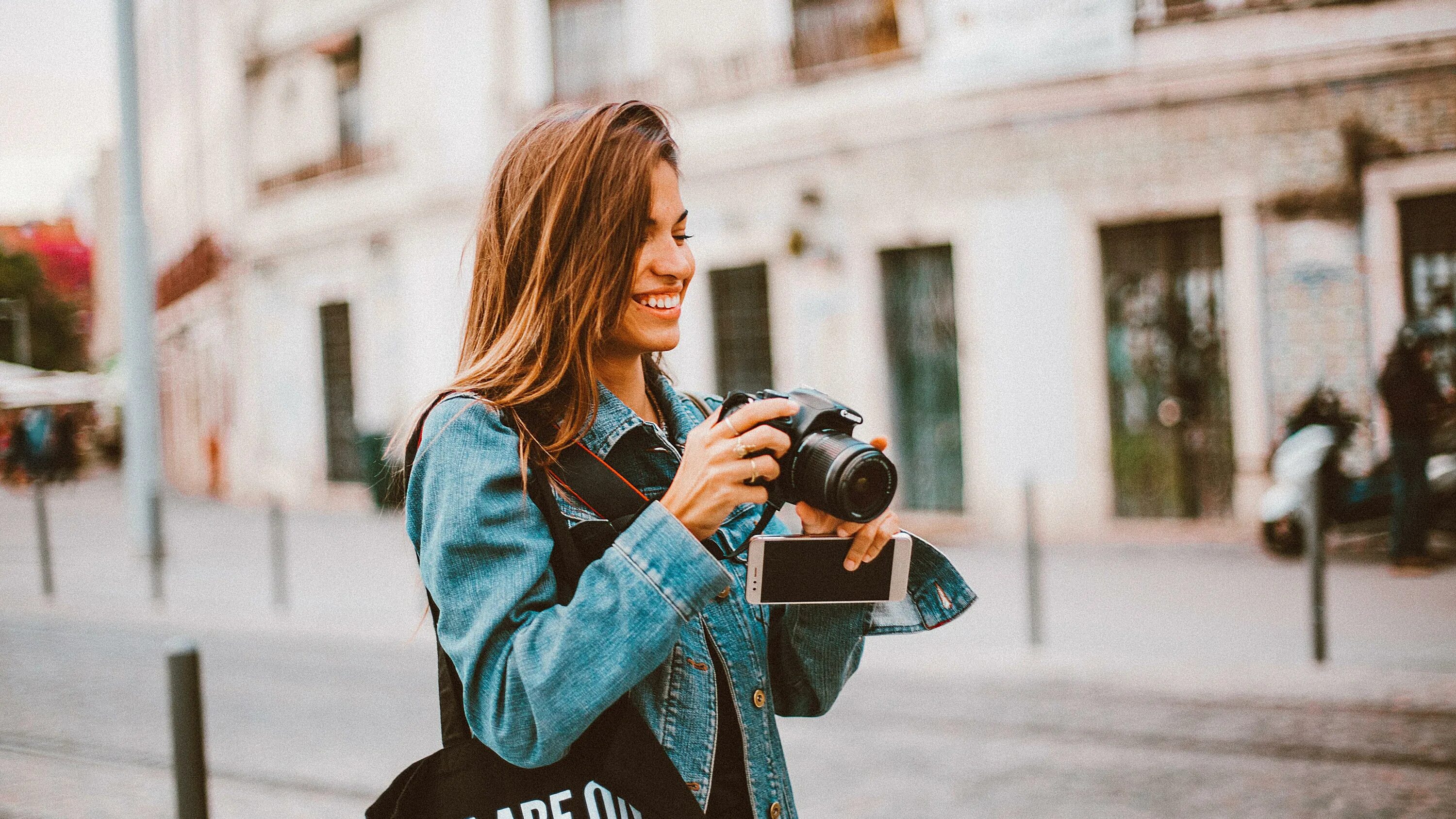 Фотографии можно. Фотограф фрилансер. Девушка с фотоаппаратом в джинсах. Уличный фотограф девушка фотограф. Фотосессия free stock.