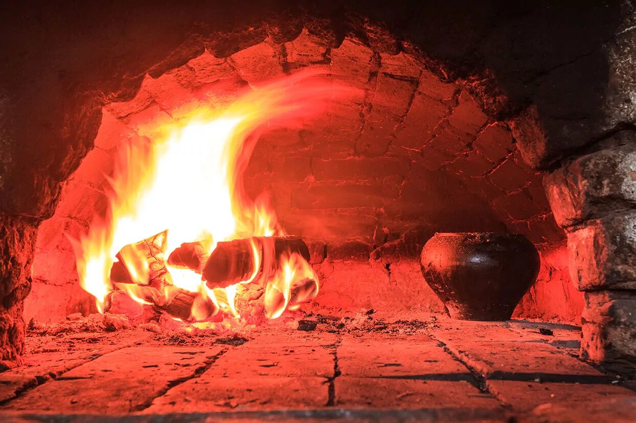 Топка паровоза. Раскаленное нутро печи 5 букв. Пламя в печи. Огонь в русской печи. Русская печь.