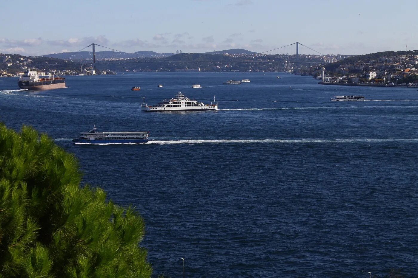 Пролив босфор океан. Стамбул пролив Босфор. Пролив Босфорский пролив. Турция Стамбул Босфорский пролив. Берег Босфора в Стамбуле.