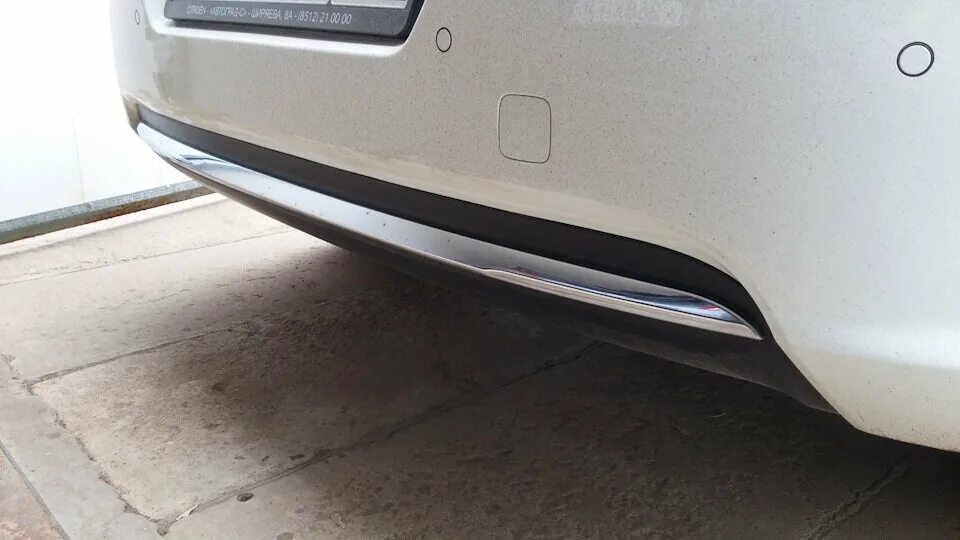 Хром заднего бампера. Хром заднего бампера. Накладка на задний бампер passat b6. Polo sedan 2017 задний бампер. Накладка на задний бампер тойота калдина.