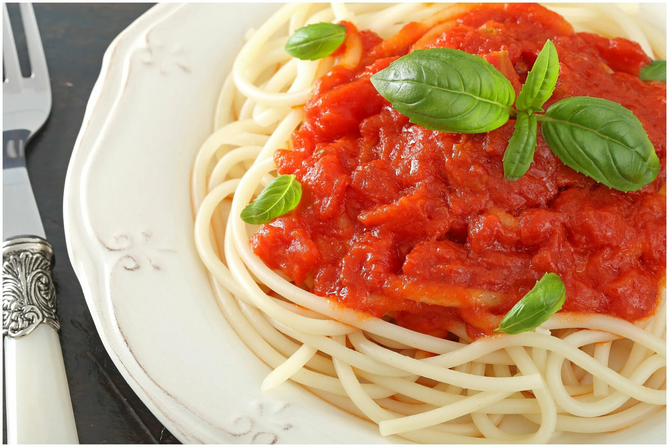 спагетти. спагетти в томатном соусе. паста с томатным соусом. паста с томатами и базиликом. паста неаполитано с томатным соусом.