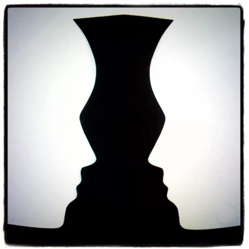 Примеры иллюзий. Иллюзия закона. Иллюзии фигуры и фона. Фигура и фон восприятия. Ваза и два лица.