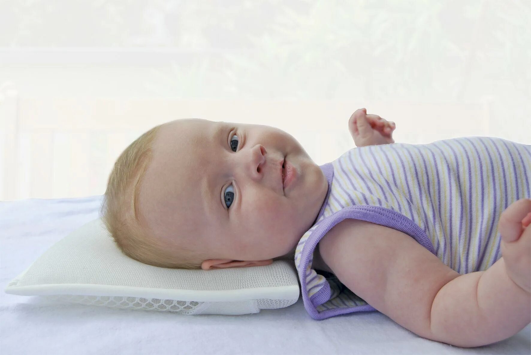 Подушка новорожденному с какого возраста. Ортопедическая подушка для младенцев. Подушка для двухмесячного ребенка. Противоколиковая подушка для новорожденных. Подушка для малыша до года.