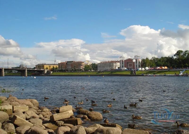 Названия набережных. Названия набережных. Петербург адмиралтейская набережная. Река в тюмени на набережной название реки. Набережная степана разина тверь.