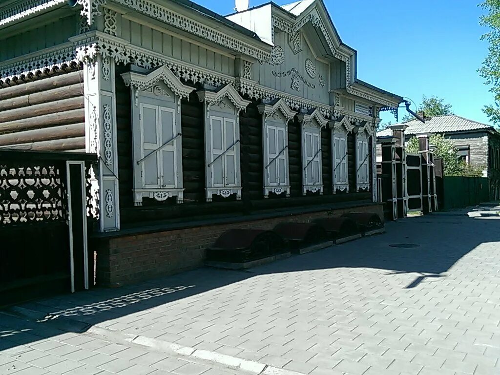 Дом европы иркутск. Российская 21 иркутск. Фридриха энгельса 21 иркутск. Жуковского иркутск частный дом. Гостиница европа иркутск архитектура.
