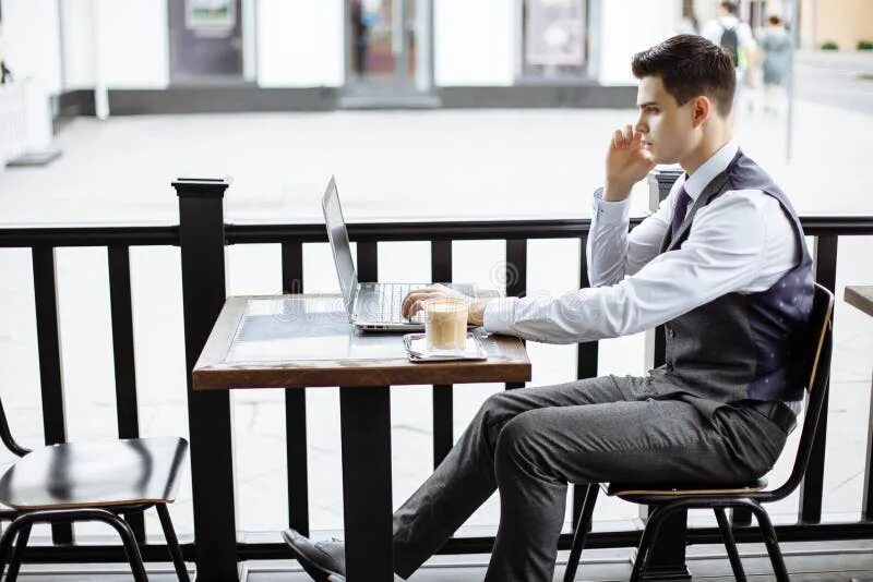 Люди в кафе для фотошопа. Человек сидит за столом. Человек сидит за столом. Люди за столиком для фотошопа. Парень за столиком.