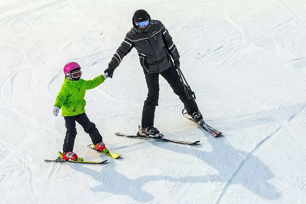 Кант в москве на нагорной. Крылатские холмы горнолыжный комплекс. Катание на лыжах. Покататься на лыжах в москве с прокатом. Воробьевы горы лыжня.