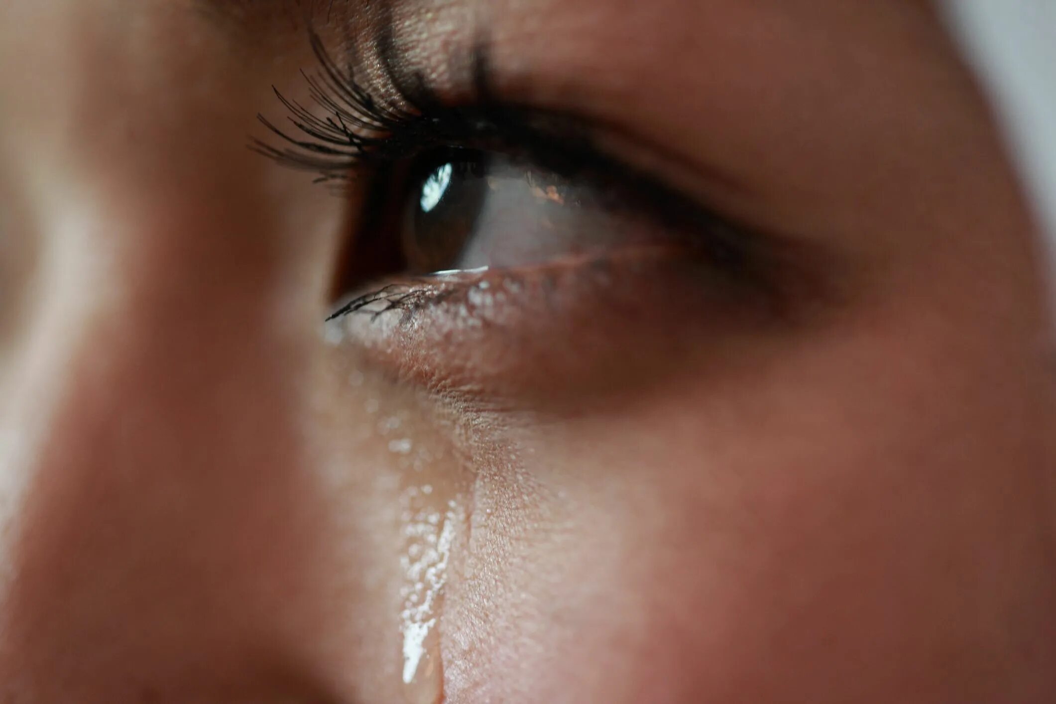 Сильная сильно текут слезы. Глаз со слезой. Заплаканные глаза девушки карие. Глаз плачет. Крупные слезы.