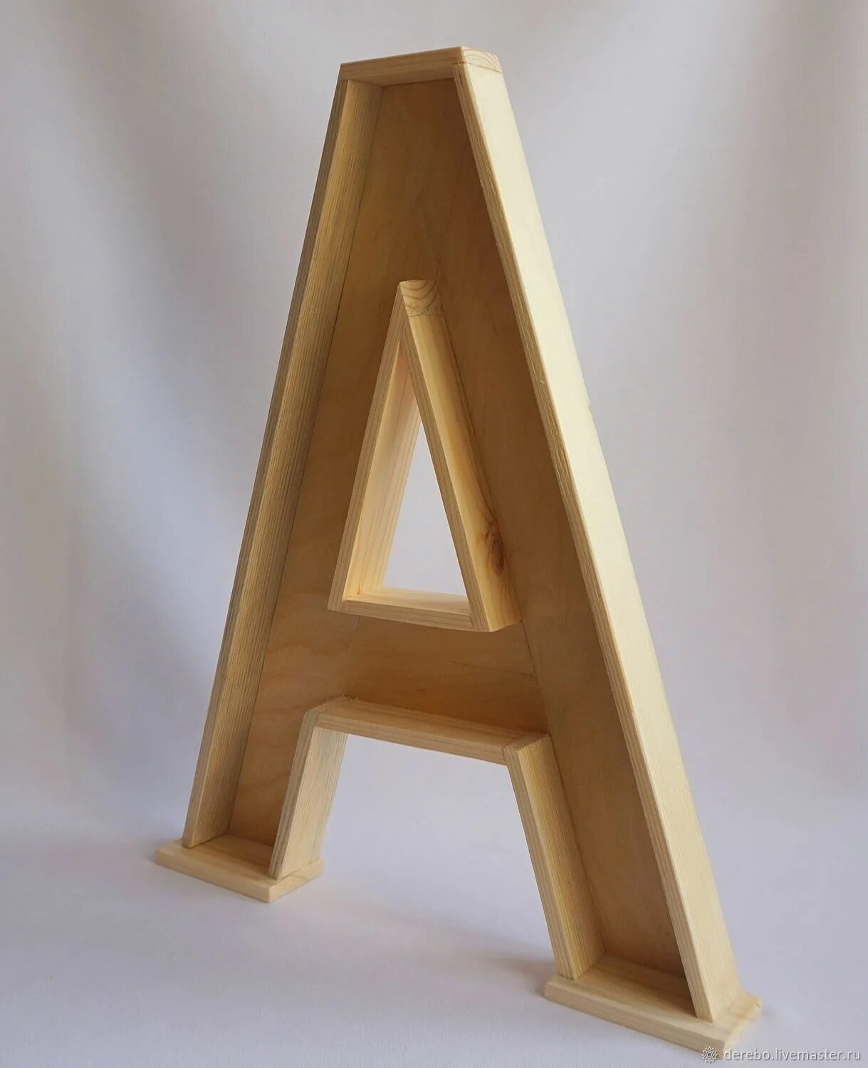 Деревянные буквы для декора. Ваза одна буква меняет. Агавы в кашпо. Декор из суккулентов на стену. Кашпо буквы.