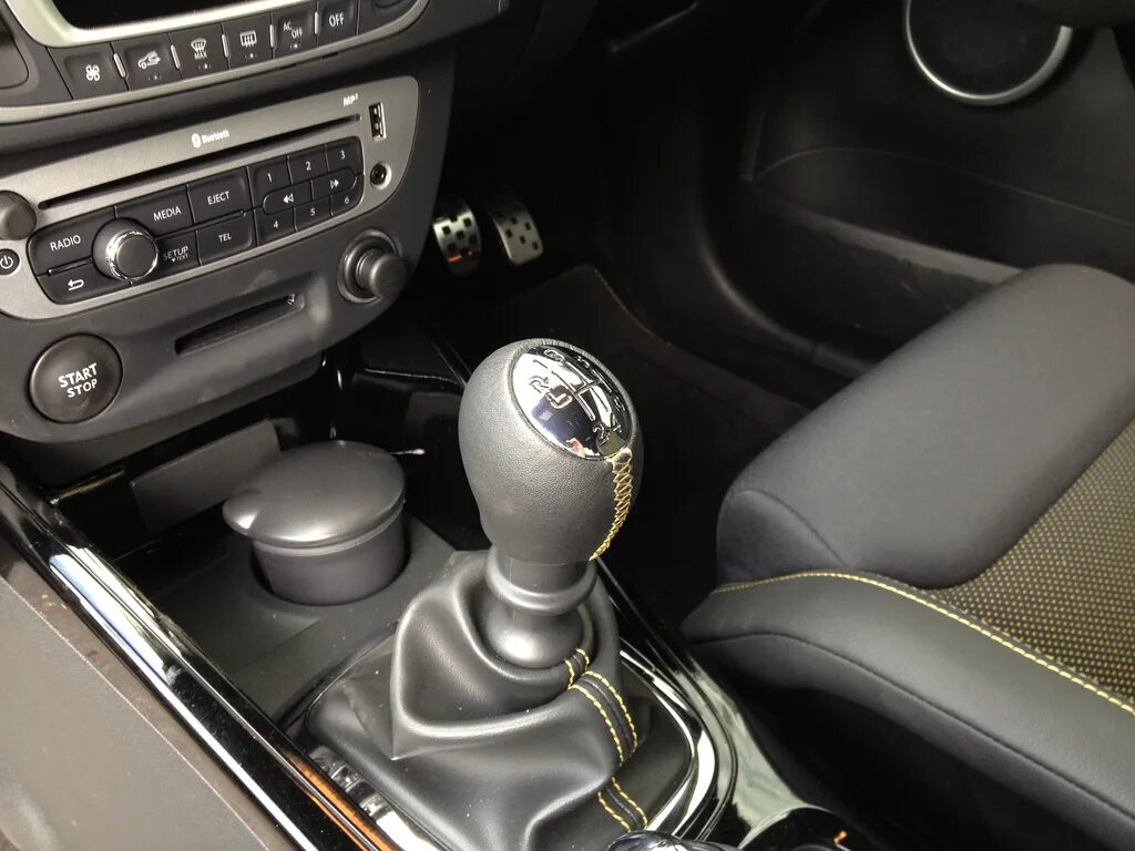 Кпп рс. Renault megane rs ручка кпп. ручка кпп меган 3 rs. рукоятка кпп megane rs. рено меган 3 педали рено спорт.