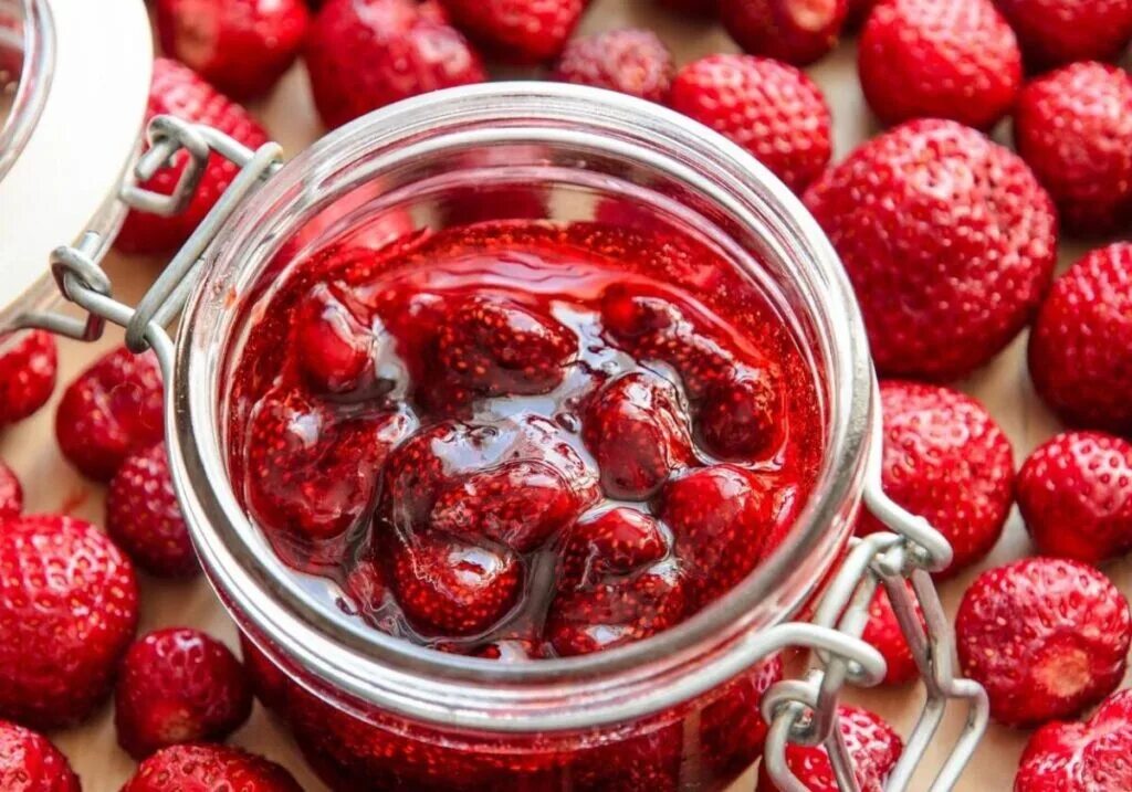 Клубника варенье на зиму. Клубничное варенье. Варенье из клубники. Варенье клубника. Клубничное варенье.