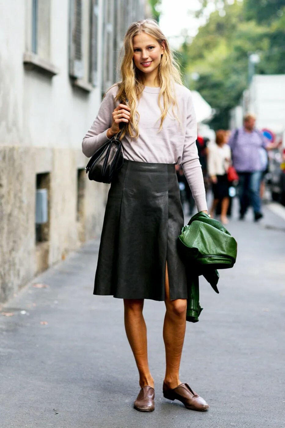 Образы с черной кожаной юбкой. Сочетание с кожаной юбкой. С какой обувью носить кожаную юбку. Обувь под кожаную юбку карандаш. Обувь к кожаной юбке карандаш.