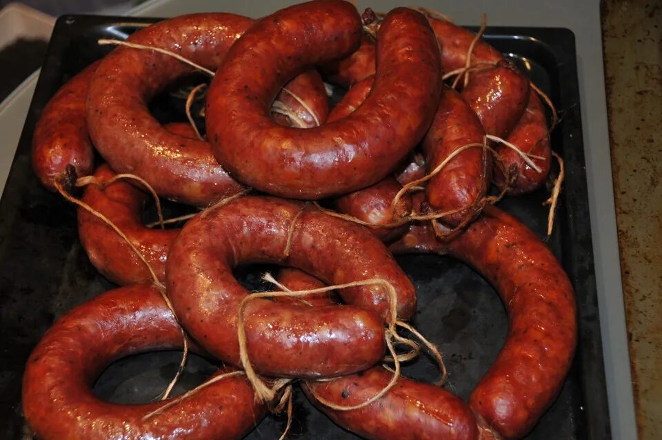 Сыровяленая колбаса. Колбаса получилась рыхлая. Колбаса получилась рыхлая. Колбаса получилась рыхлая. Boiled sausage.