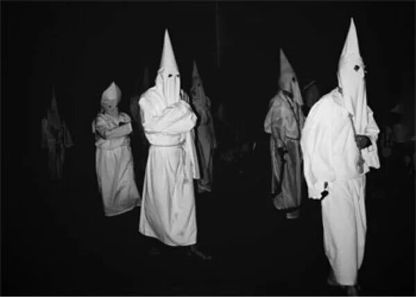 Белый колпак ку клукс клана. Ку клукс клан черный колпак. Аум синрике лидер. Ку клукс клан. Маска ку клукс.