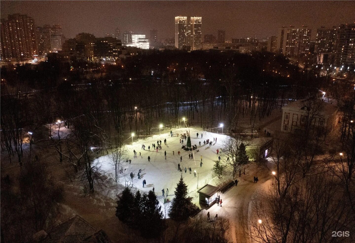 Каток проспект вернадского. Каток «усадебный» в Воронцовском парке. Воронцовский парк каток. Усадьба воронцово каток. Каток в Воронцовском парке.