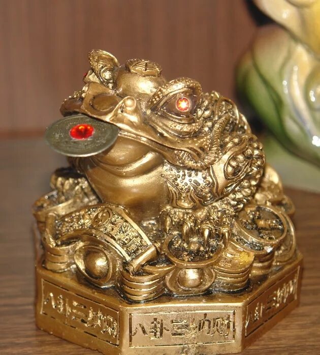 талисман денежная жаба. трехлапая жаба фэн шуй. жаба с монеткой во рту. денежная трехногая жаба. денежный талисман трехлапая жаба.