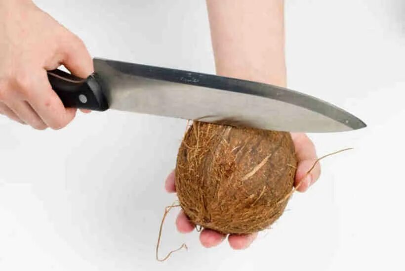 Нож для открывания кокоса. Распилить Кокос. Расколотый Кокос. Как открыть Кокос.