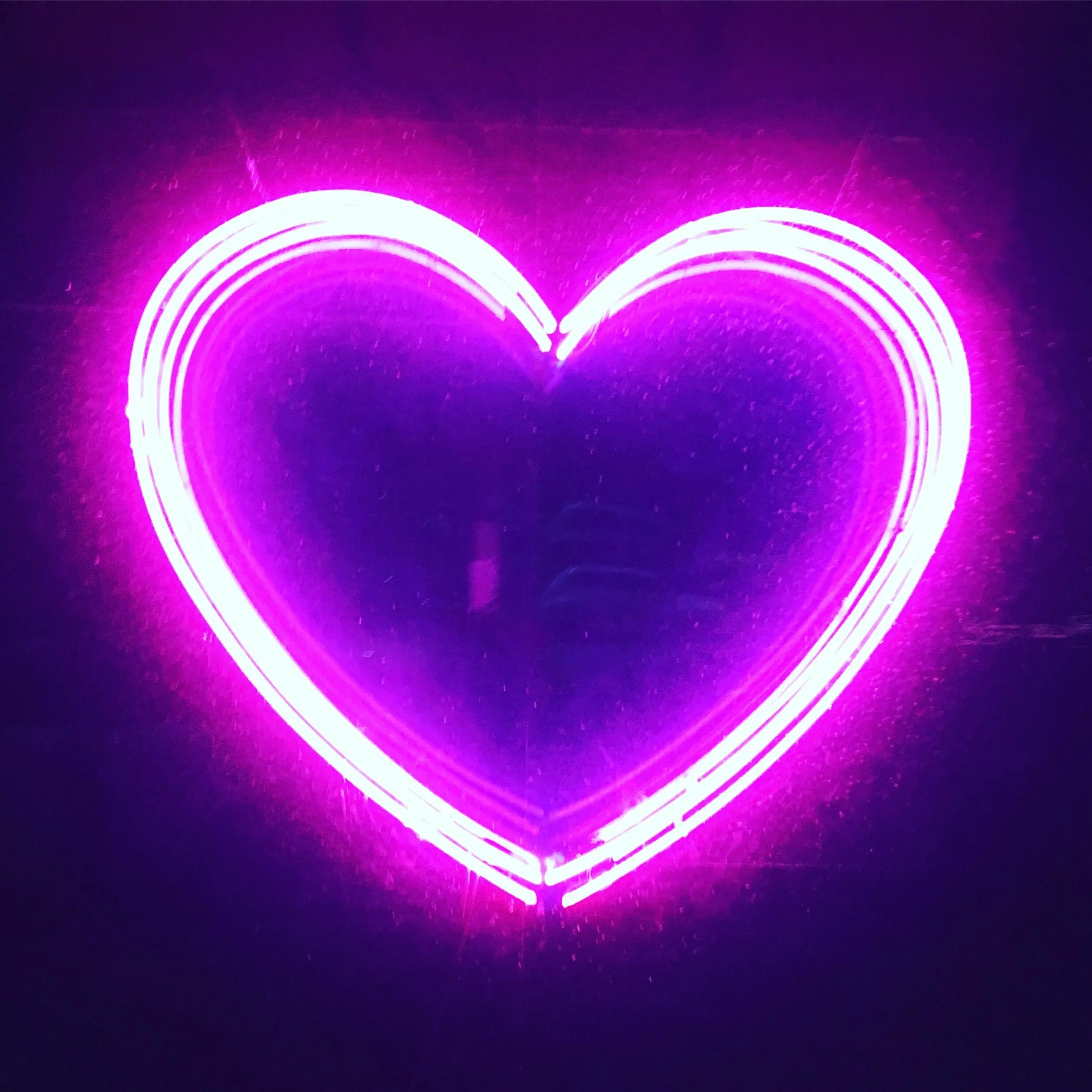 Неоновое сердце. Фиолетовые сердечки. Неоновые сердечки. Красивое неоновое сердце.