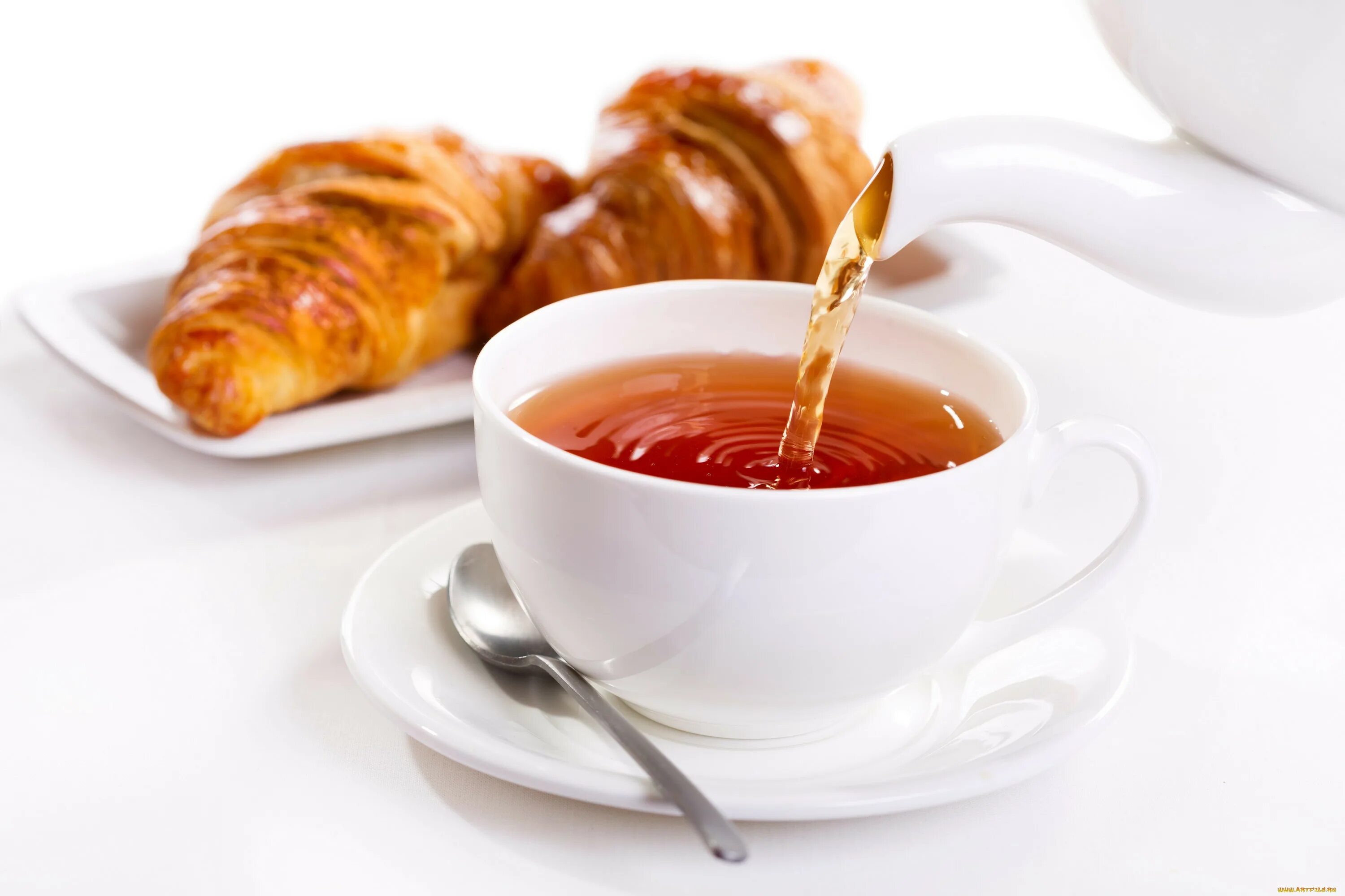 Обед чашка. Чай с выпечкой. Чай с круассанами. Чашка с чаем. Чай с булочкой.