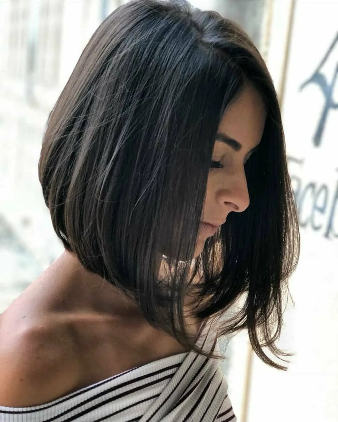 Удлиненный боб без. Лонг Боб. Long Bob Haircut стрижка. Стрижка Lob long-Bob. Каре Лонг Боб.