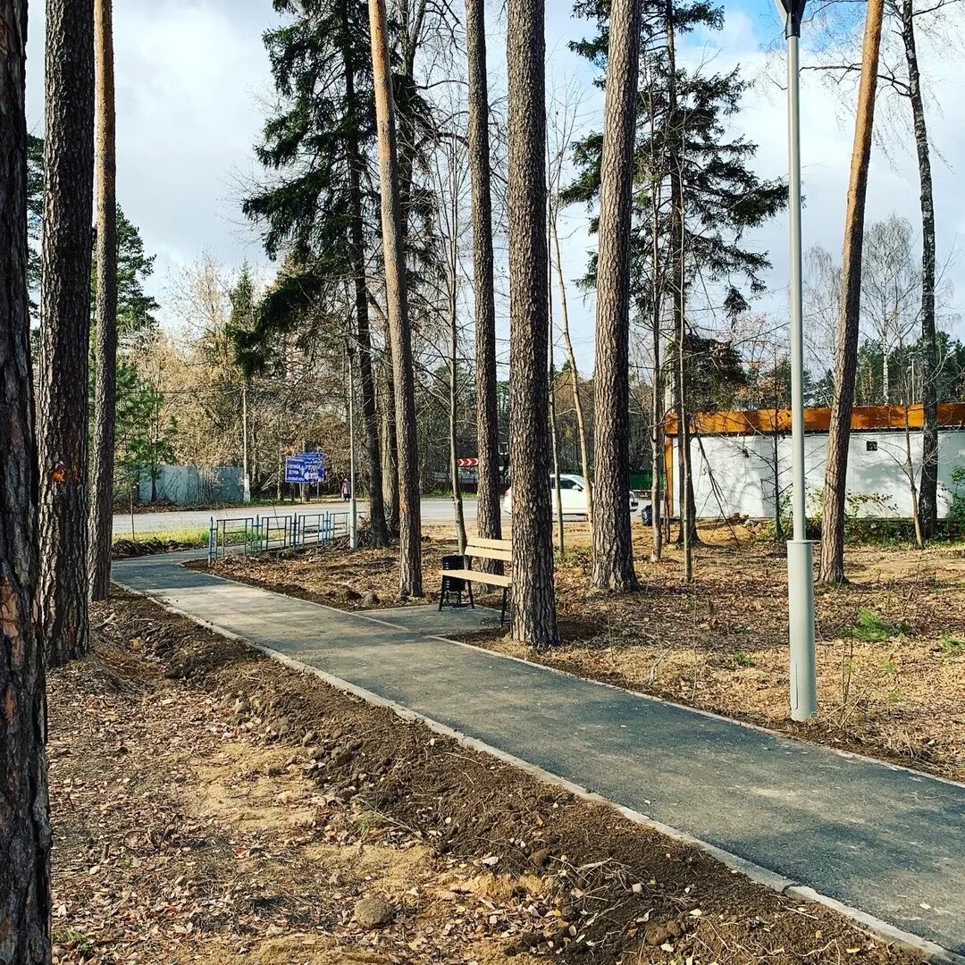 П загорянский щелковский. Сквер аллея памяти загорянский. загорянский московская область. 110 лет посёлку загорянский.