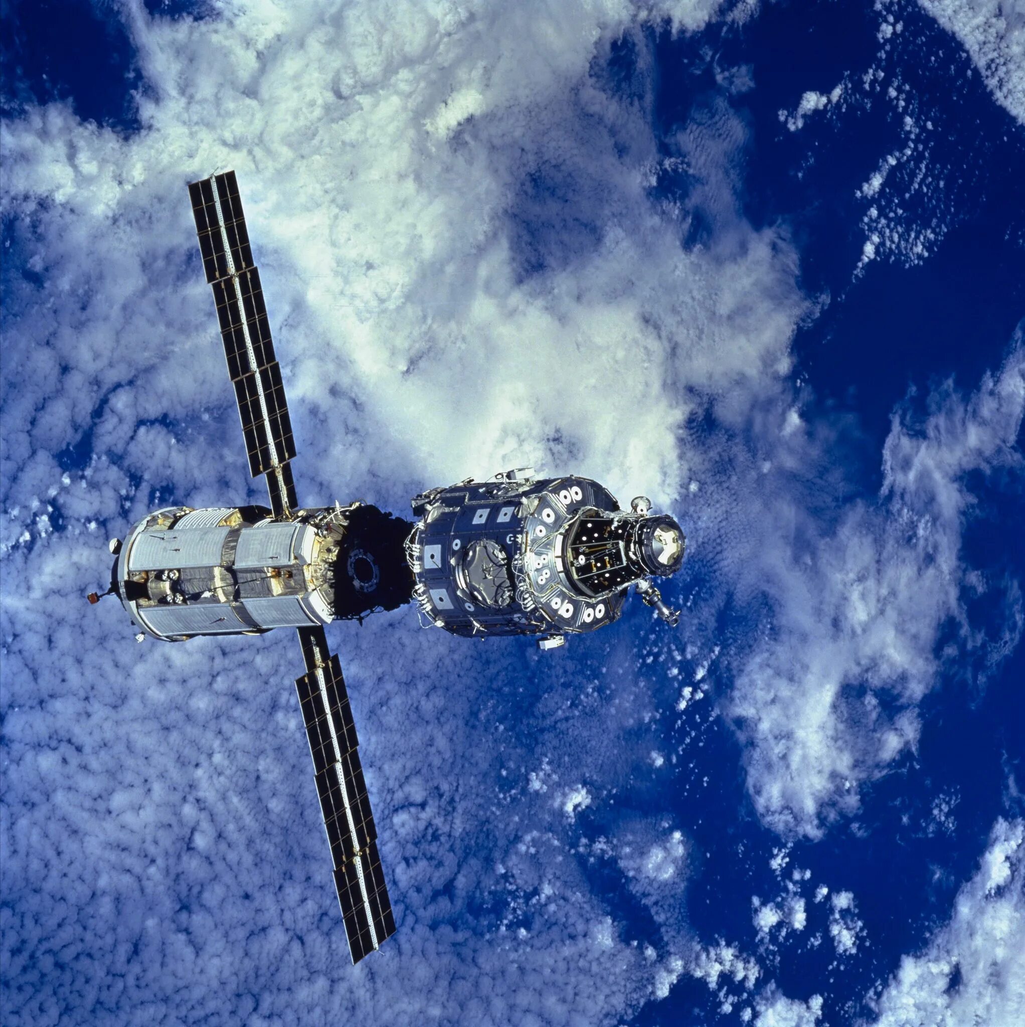 Международная Космическая станция МКС .В космосе.. МКС 1996. Спейс станция орбитальная. МКС 1999.