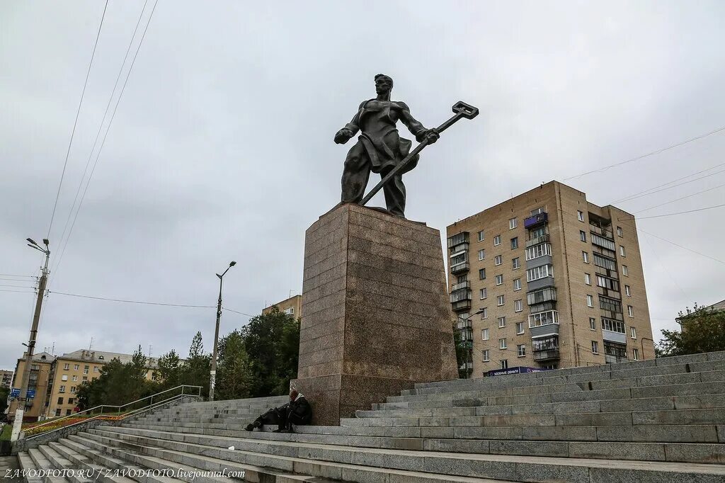 Памятник сталевару в Магнитогорске. Металлург (памятник, Магнитогорск). Магнитогорск монумент Металлург. Вокзал памятник Металлургу Магнитогорск.