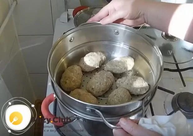 Котлеты в пароварке сколько. Котлеты на пару без пароварки. котлеты на пару в мантышнице. котлеты на пару в сковороде. паровые котлеты без пароварки в кастрюле.