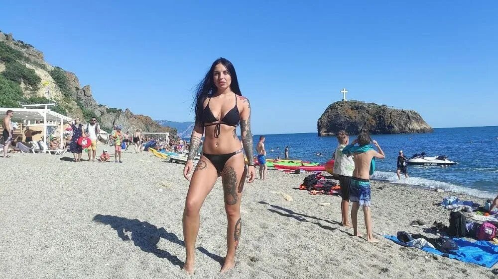 Можно ли отдыхать в крыму 2024. Пляж Крым девушки. Люди на пляже.
